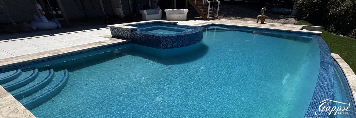 negative edge wall was also veneered with glass tiles