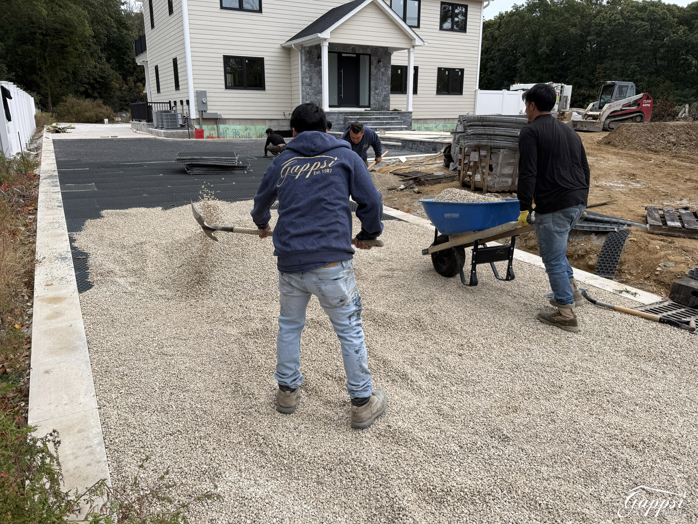 gravel-driveway-installation-with-italian-bianco-zandobbio-gravel